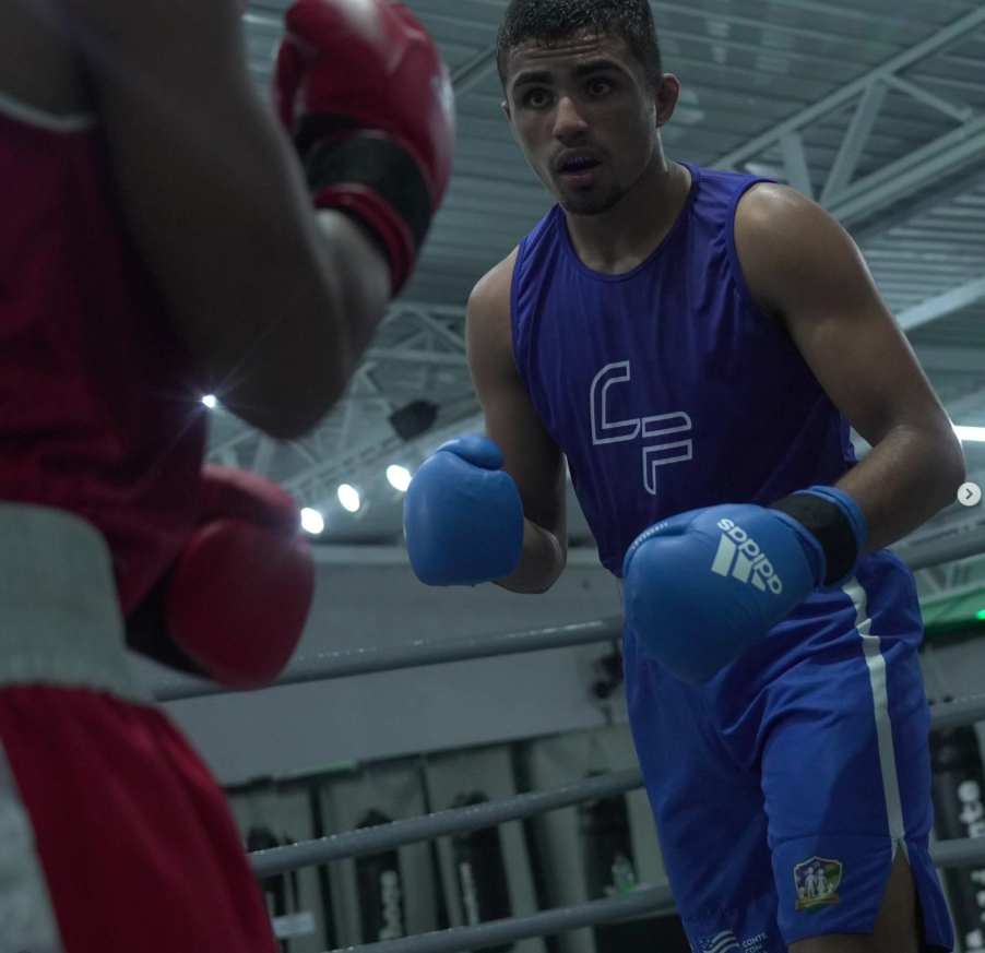 Aluno da Canhoto Fight em treino de boxe