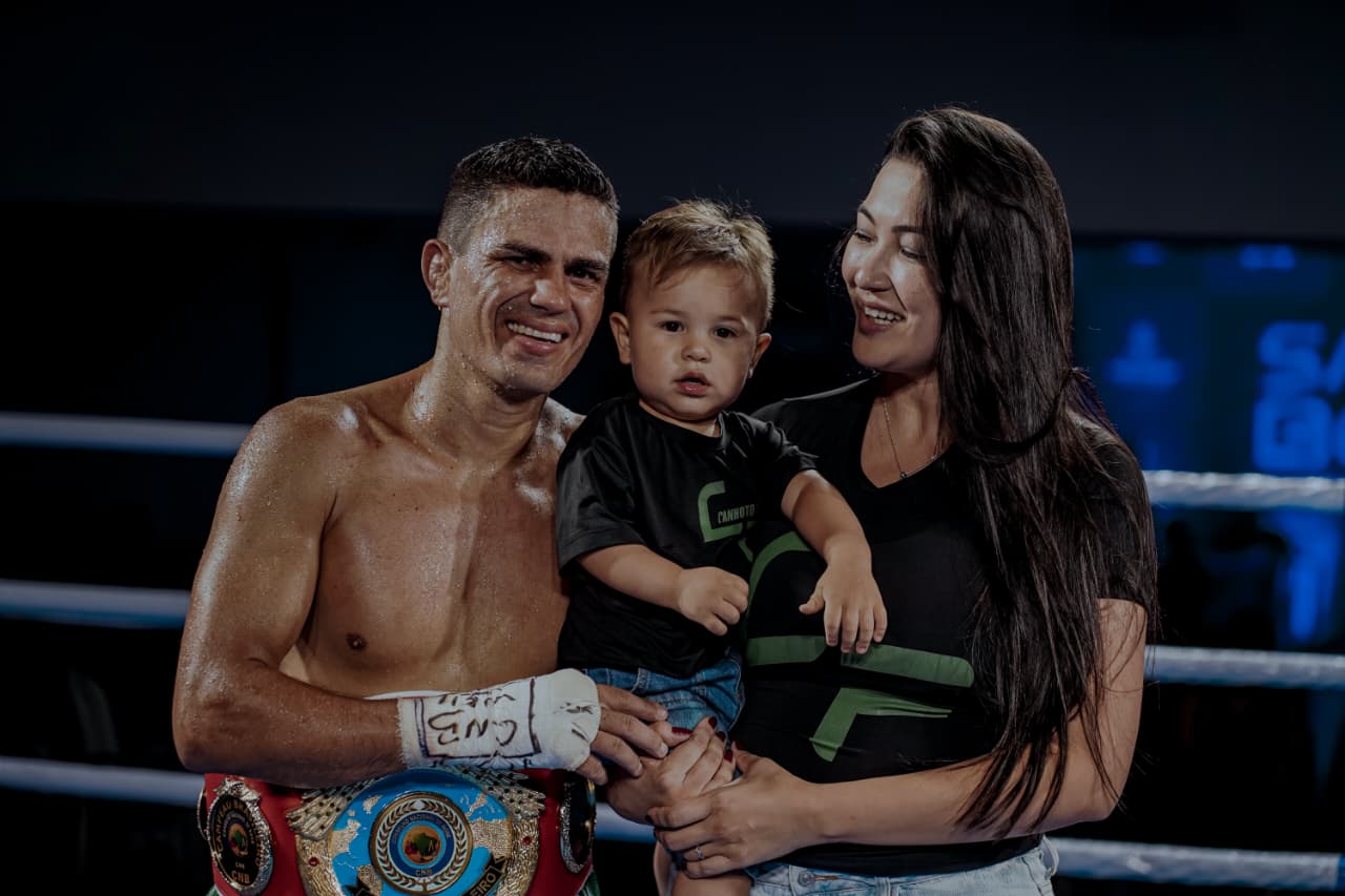 Laysson Canhoto comemorando com a família no ringue